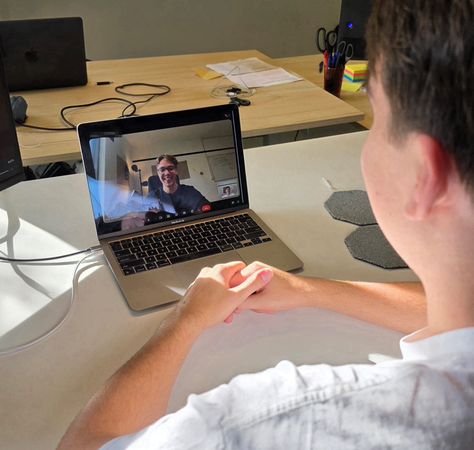 Iemand van FoxxWare in een digitaal koffietje op de laptop, met Timo de Zwaan in beeld